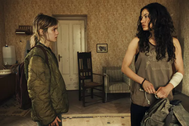 City of Blood. (L to R) Lea Drinda, Soma Pysall as BEA, PHOEBE