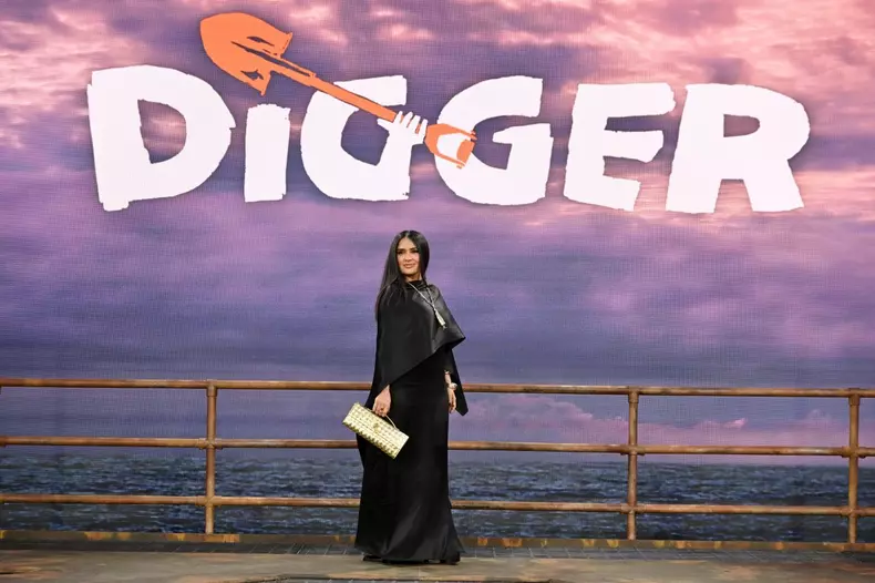 Digger Salma Hayek