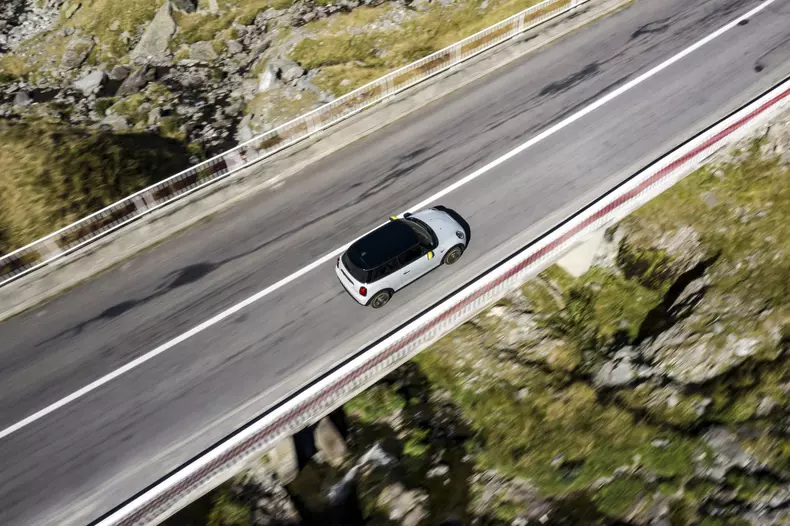 MINI Cooper SE Transfagarasan foto Radu Chindris 16