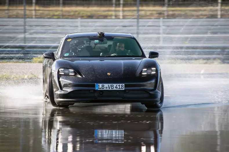 Porsche Taycan drift record001