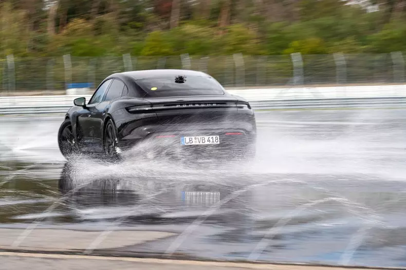 Porsche Taycan drift record003