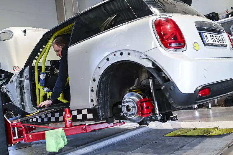 P90455985_highRes_racing-mimi-evo-2022