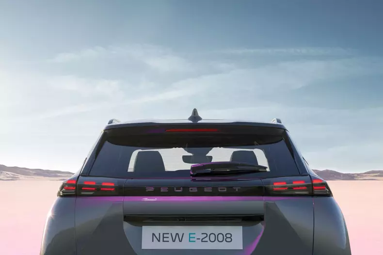 Peugeot E-2008 facelift 007