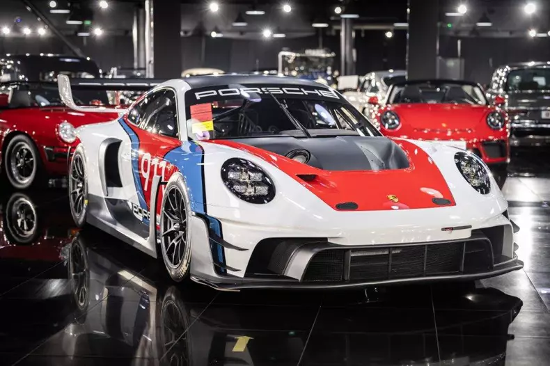Tiriac Collection_ Porsche 911 GT3 R rennsport și 911 GT3 RS_5