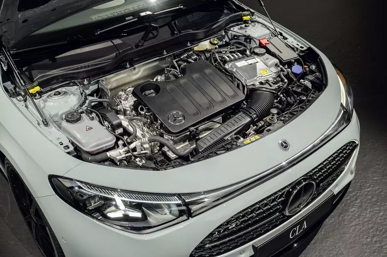 Der neue Mercedes-Benz CLA: großartig, mühelos, intuitiv und flexibel

The all-new Mercedes-Benz CLA: gorgeous, effortless, intuitive, and flexible.