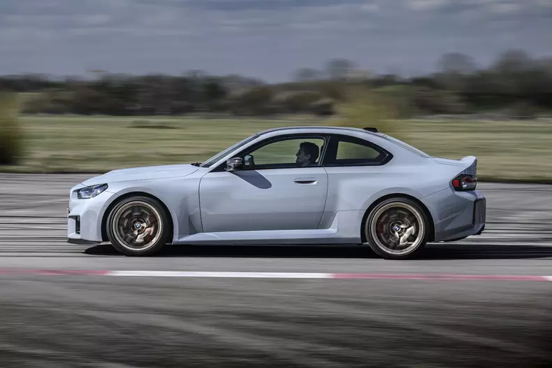 P90600854_highRes_the-new-bmw-m2-cs