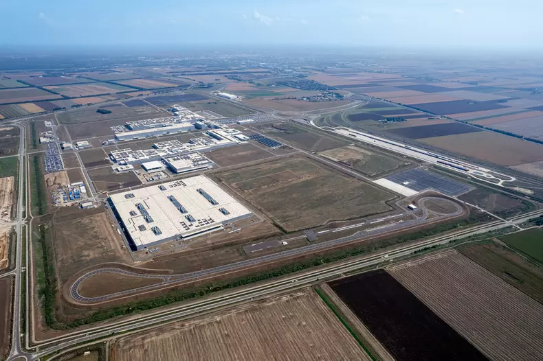 P90618063_highRes_bmw-group-plant-debr