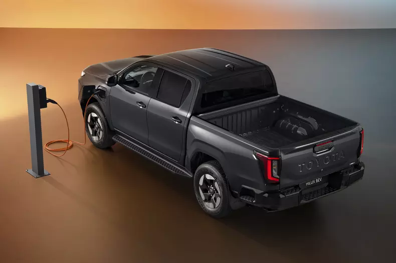 2025toyotahiluxbevhero12
