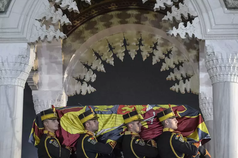 CURTEA DE ARGES - FUNERALII - REGELE MIHAI I AL ROMANIEI