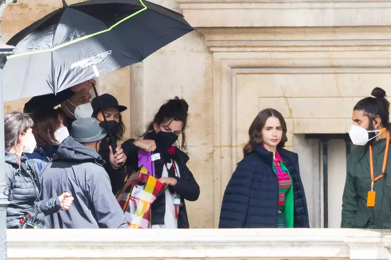 Lily Collins sur le tournage de la série saison 2 de "Emily in Paris" au Louvre ŕ Paris