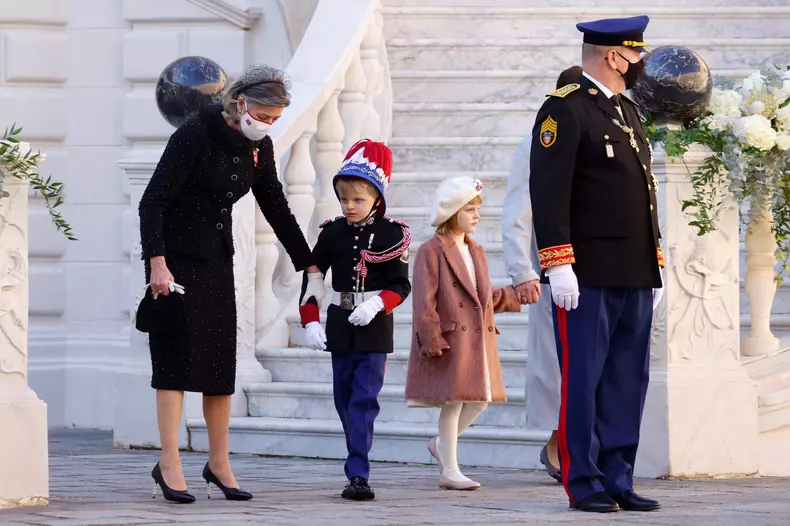 Membrii familiei regale a Monaco: Prințul Albert al II-lea de Monaco, Prințesa Caroline de Hanovra, Prințul Jacques și Prințesa Gabriella participă la sărbătorile de marcare a Zilei Naționale a Monaco la Palatul din Monaco, pe 19 noiembrie 2021