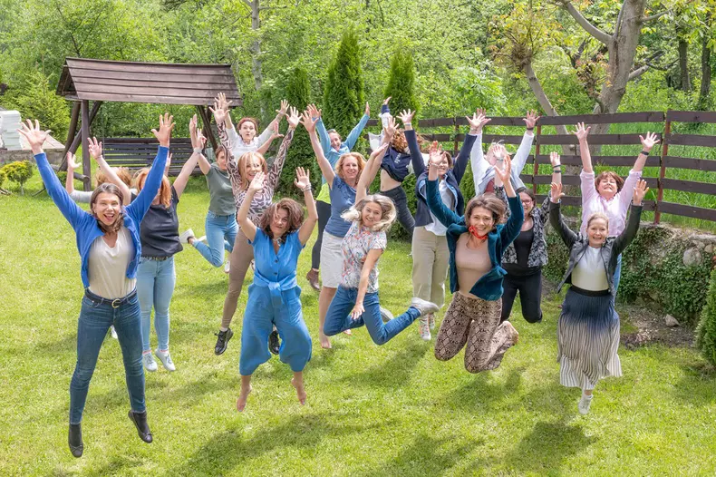 ti-retreat-crazy-girls-jump