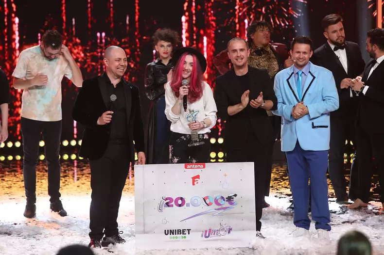 mihaela-pripici-a-castigat-sezonul-14-iumor-dan-badea-si-serban-copot-magicianul-robert-tudor-trofeul-sezonului-14-iumor_2023