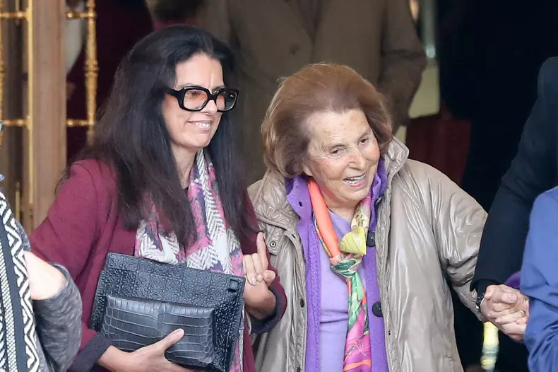 No Web - Liliane Bettencourt sort de l'hôtel Ritz ŕ Paris accomp