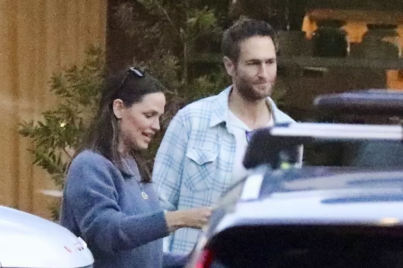 *PREMIUM-EXCLUSIVE* Jennifer Garner enjoys a romantic dinner with boyfriend John C. Miller amid news of Ben Affleck divorce with J.LO