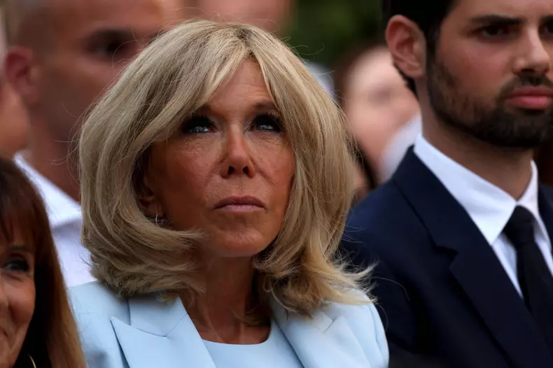 Le président Emmanuel Macron et sa femme Brigitte Macron participent à la cérémonie du 80ème anniversaire de la libération de la ville de Bormes-les-Mimosas