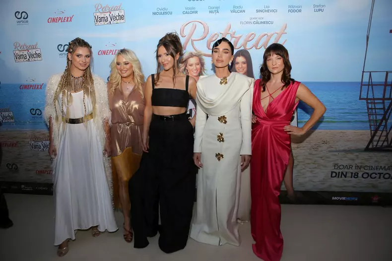 Lia, Laura, Adela, Adelina si Roxana Condurache