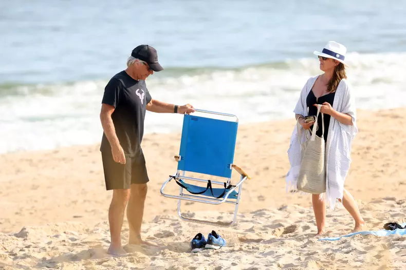 EXCLUSIVE **EXCLUSIVE ALL ROUNDER** Jon Bon Jovi And Dorothea Hurley Relax At The Beach In The Hamptons