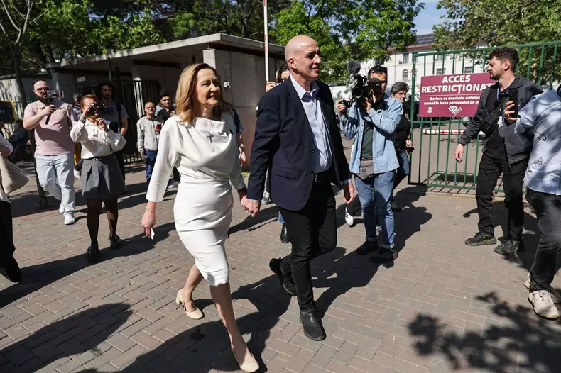 Elena Lasconi și soțul alegeri 4 mai  (2)