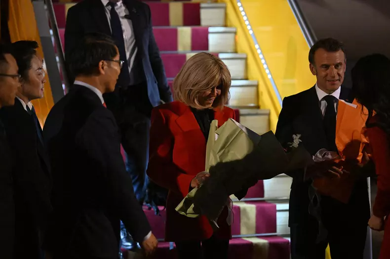 Arrivée du Président de la République Emmanuel Macron et de la première Dame Brigitte Macron sur le tarmac de l'aéroport d'Hanoi en République socialiste du Vietnam