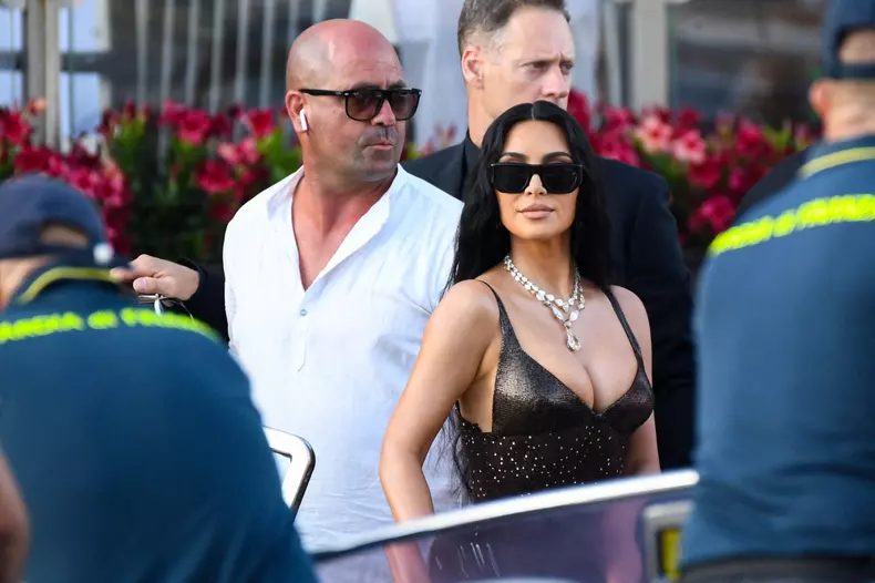 Kim And Khloe Kardashian Leaving Hotel On Bezos-Sanchez Wedding Day - Venice