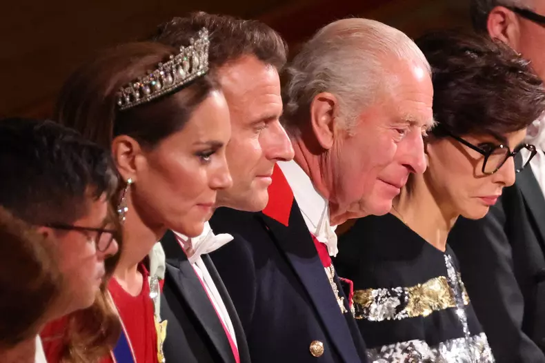 Le président Emmanuel Macron et sa femme Brigitte Macron lors d'un dîner d'état au château de Windsor avec le roi Charles III d'Angleterre et la reine consort Camilla