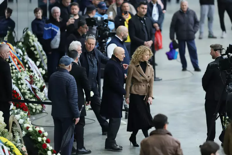 George Copos și soția Elena, în lacrimi la funeraliile lui Mircea Lucescu FOTO: Dumitru Angelescu/Libertatea