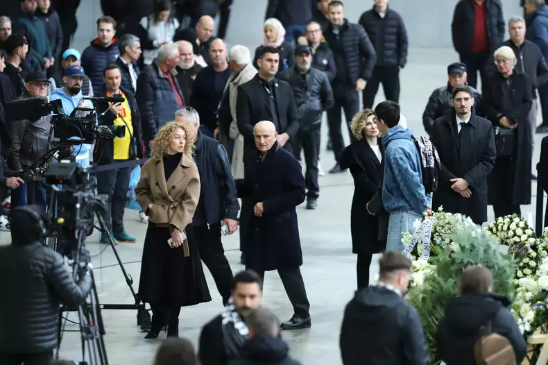 George Copos și soția Elena, în lacrimi la funeraliile lui Mircea Lucescu FOTO Dumitru Angelescu (4)