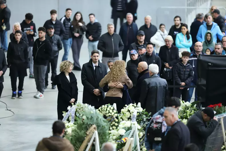 George Copos și soția Elena, în lacrimi la funeraliile lui Mircea Lucescu FOTO Dumitru Angelescu (5)