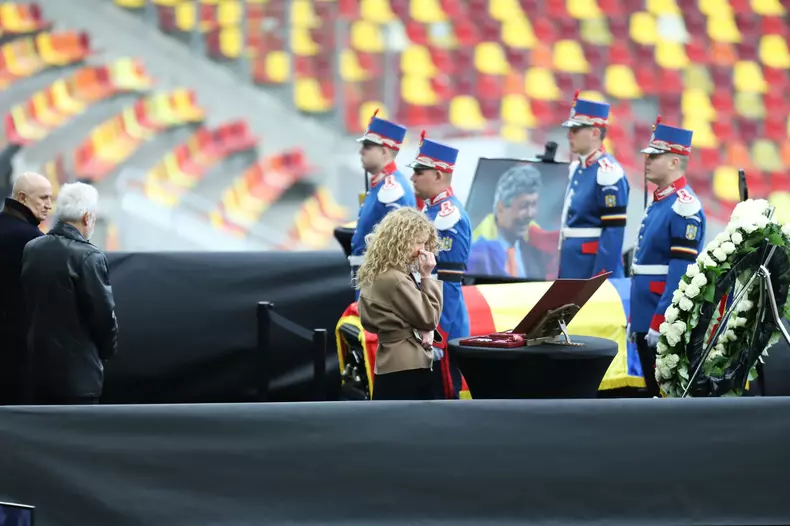 George Copos și soția Elena, în lacrimi la funeraliile lui Mircea Lucescu FOTO: Dumitru Angelescu/Libertatea