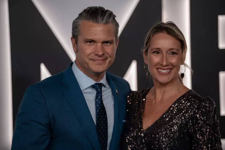 Jennifer Rauchet și Pete Hegseth