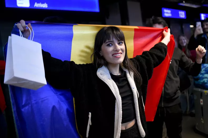 AEROPORTUL INTERNATIONAL HENRI COANDA - SOSIRE ALEXANDRA CAPITAN