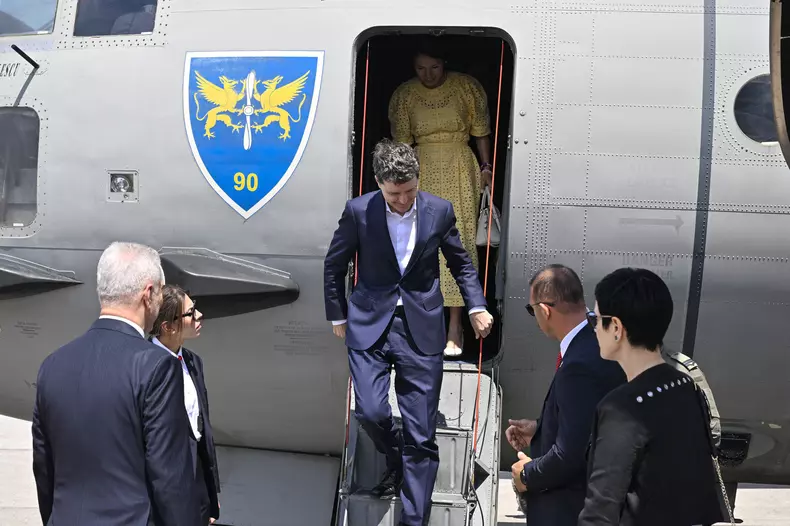 Nicușor Dan și Mirabela Grădinaru au ajuns în Turcia la Summitul NATO (2)