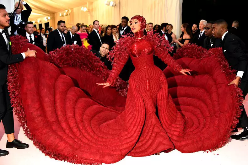 Cardi B într-o ținută Thom Browne (2019)