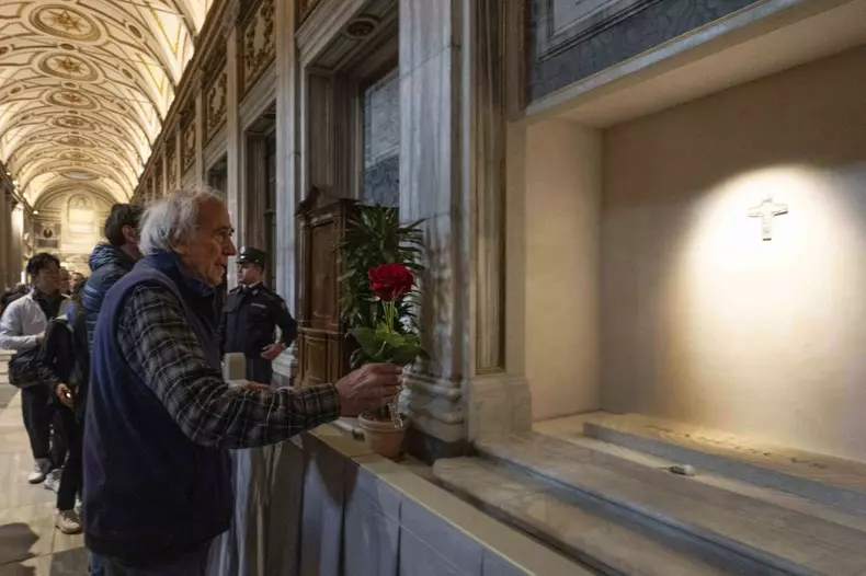 Mormântul Papei Francisc (4)