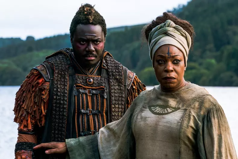Lorraine Toussaint (Cressida) și Babou Ceesay (Pilgrim)