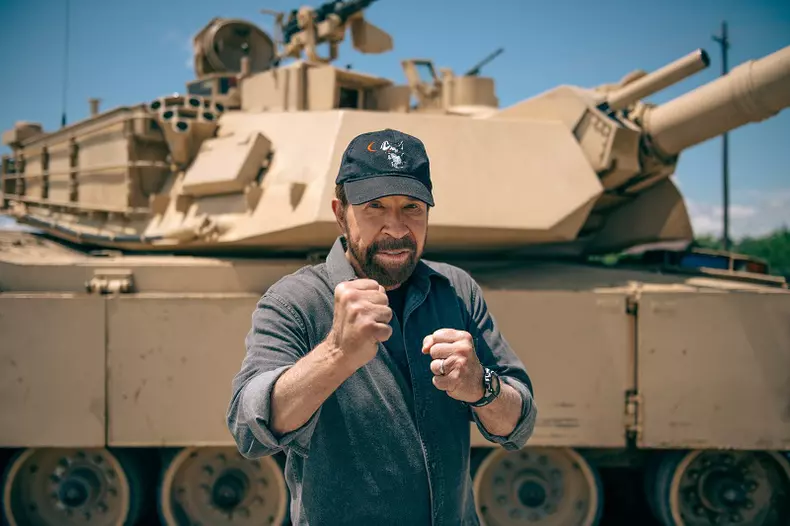 Chuck Norris vs vehicule militare (2)