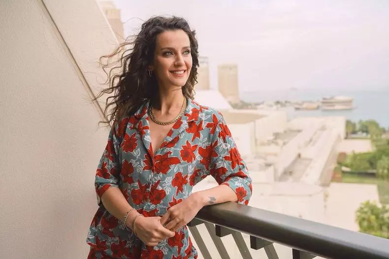 İrem Helvacıoğlu, Nefes din „Lacrimi la Marea Neagră”, în rochie de mireasă