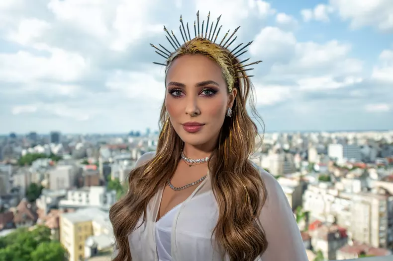 Iulia Vântur devine Zeița Soarelui cu ocazia Zilei Mondiale a Soarelui (7)