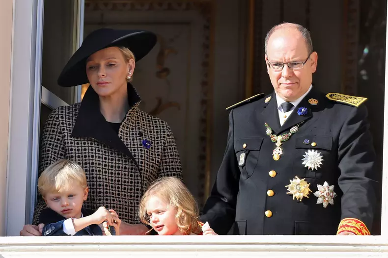 La famille princière de Monaco au balcon du palais lors de la fête nationale monégasque, à Monaco