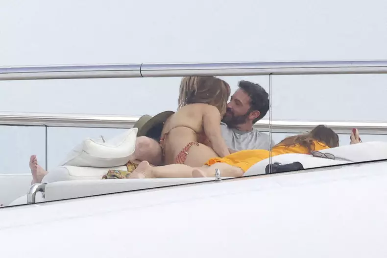 Exclusif - Prix Spécial - No Web - Ben Affleck et sa compagne Jennifer Lopez très amoureux sur leur yacht dans la baie de Monaco