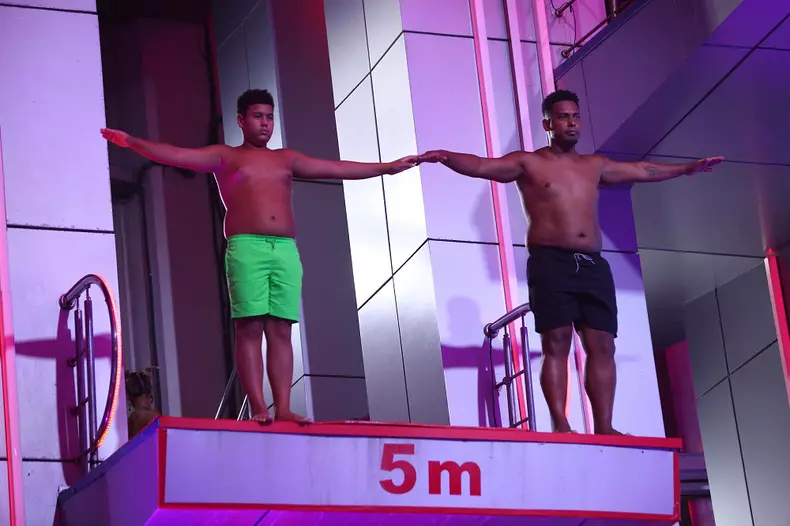eric-de-oliviera-sincron-cu-sotia-si-baietii-splash-vedete-la-apa