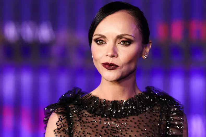 Christina Ricci purtând Rodarte sosește la premiera mondială a sezonului 1 al filmului "Wednesday" de la Netflix
