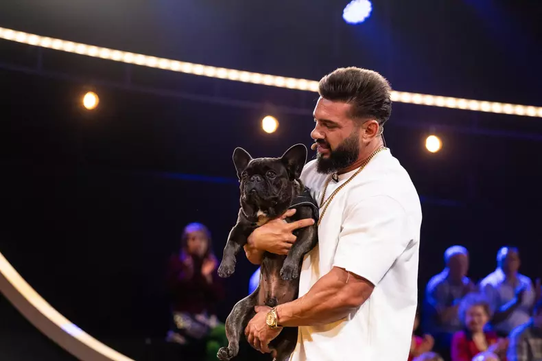 Incident neprevăzut la Stand-Up Revolution Celebrity. Câinele lui Dorian Popa l-a mușcat pe Șerban Copoț. „Îmi sun avocatul” (3)