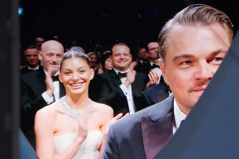 Camila Morrone, assise derrière son compagnon Leonardo Dicaprio participe à la standing ovation après la projection du film en compétition Once Upon a Time in... Hollywood