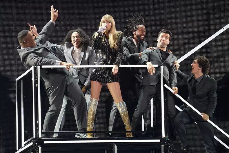 Taylor Swift, în tandrețuri cu un alt artist celebru, la doar o lună de la despărțirea de iubitul ei. Cum a fost surprinsă