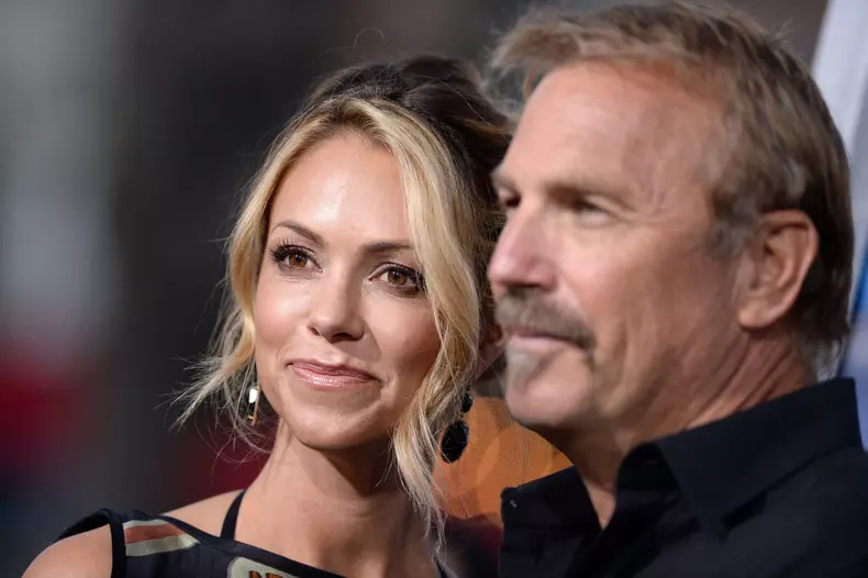 Fosta soție a lui Kevin Costner, surprinsă la plajă în Hawaii. Ce pensie alimentară îi plătește actorul din Yellowstone 