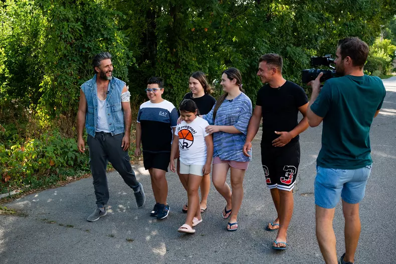 Surpriză familie - Dragoș Bucur