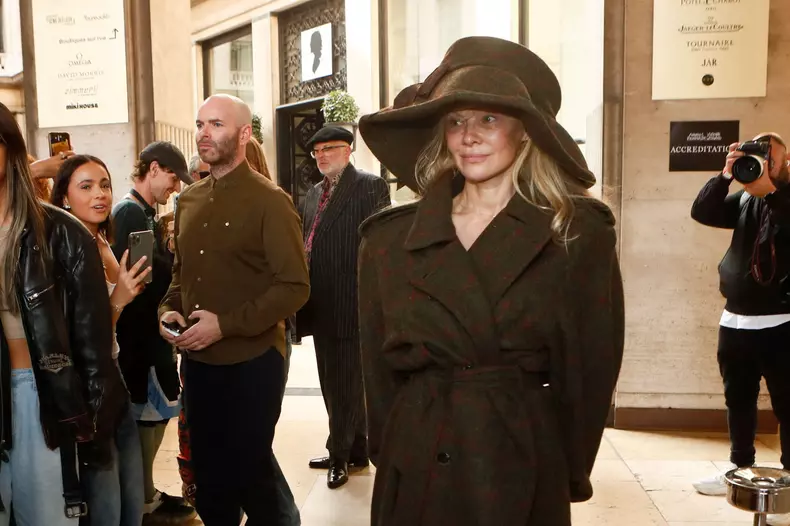 Pamela Anderson, nemachiată la Săptămâna Modei de la Paris. Reacția lui Jamie Lee Curtis: „Sunt uluită de acest act de curaj”