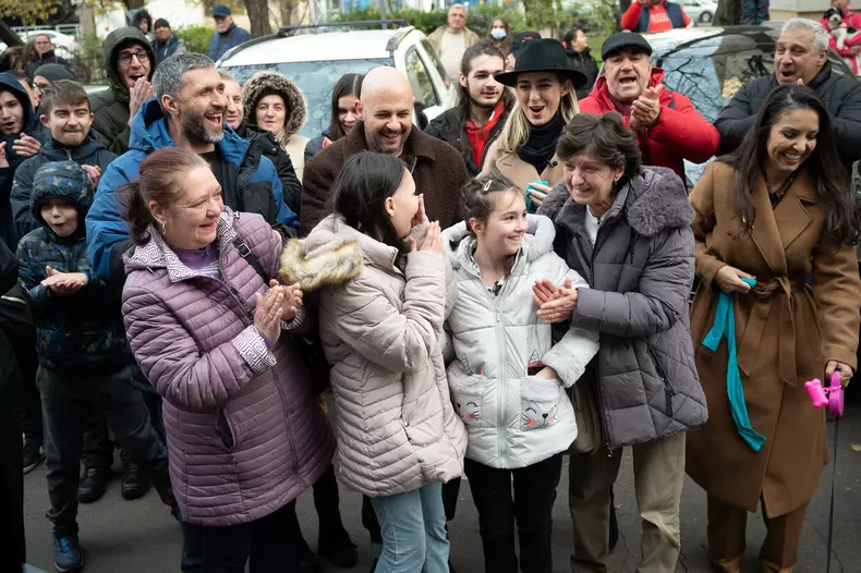 Bunica, nepoatele și echipa